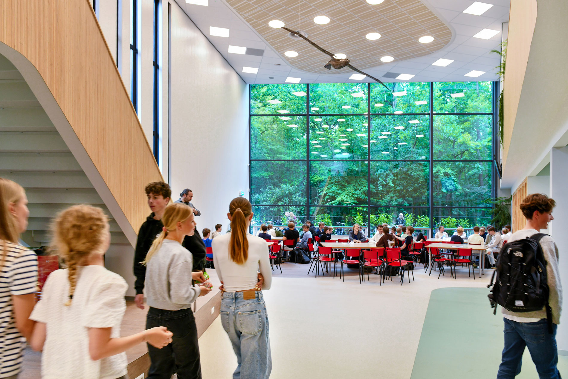 Leraar met leerlingen en naaimachines