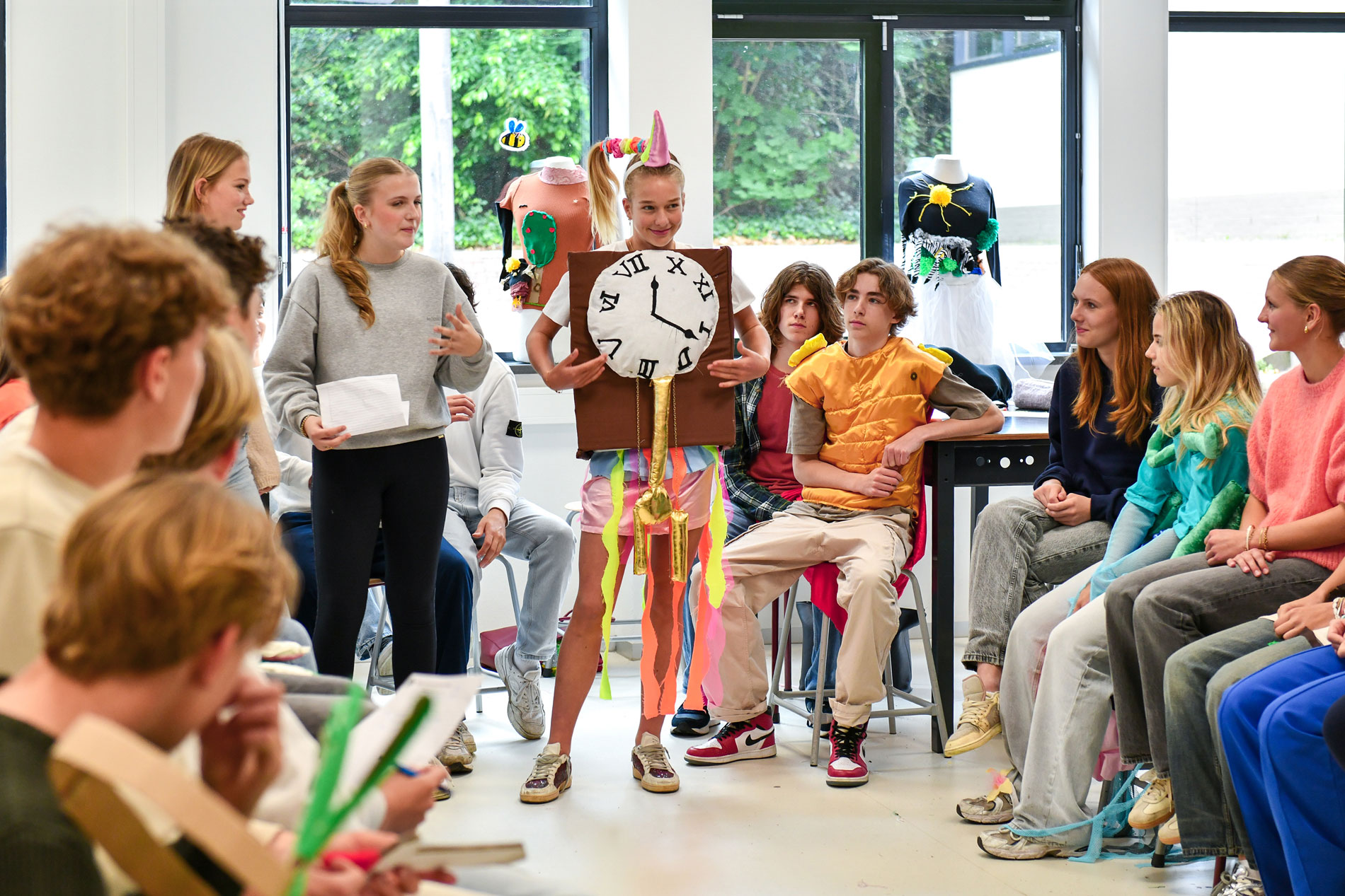 Lerares met leerlingen en microscopen